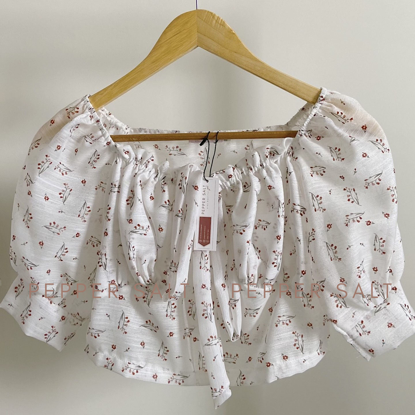Áo croptop hoạ tiết hoa nhí có dây buộc nơ