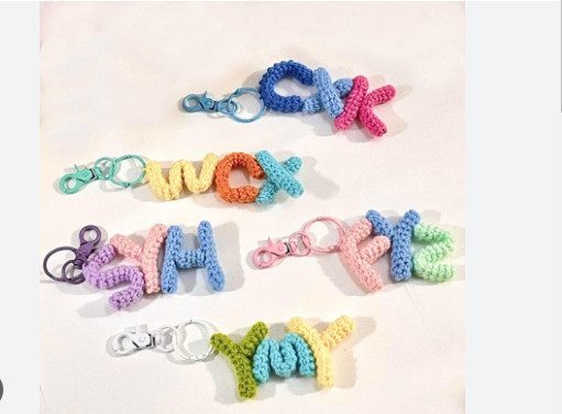 Móc khóa chữ bằng len handmade