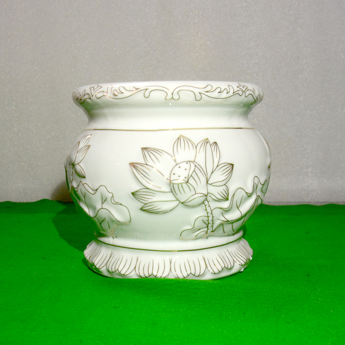 Lư hương thờ cúng bàn thờ hoa sen trắng