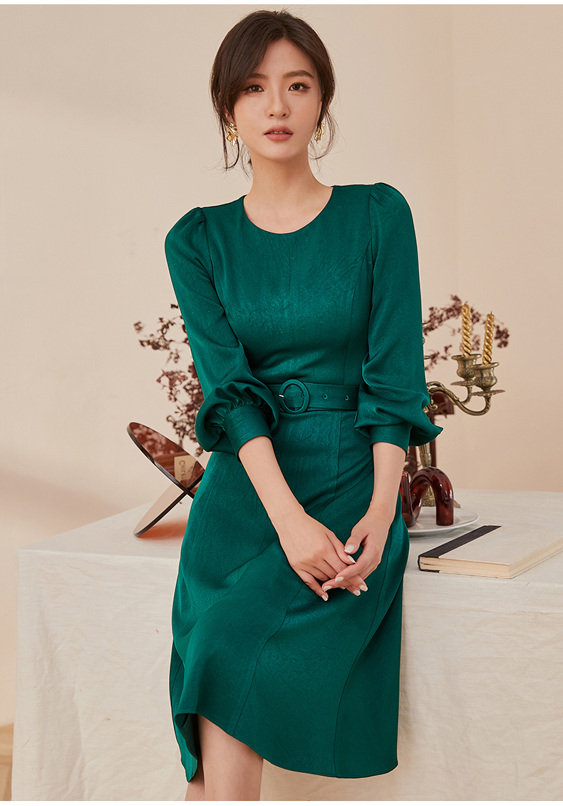 Đầm xòe cổ tròn tay dài màu xanh rêu có dây đai