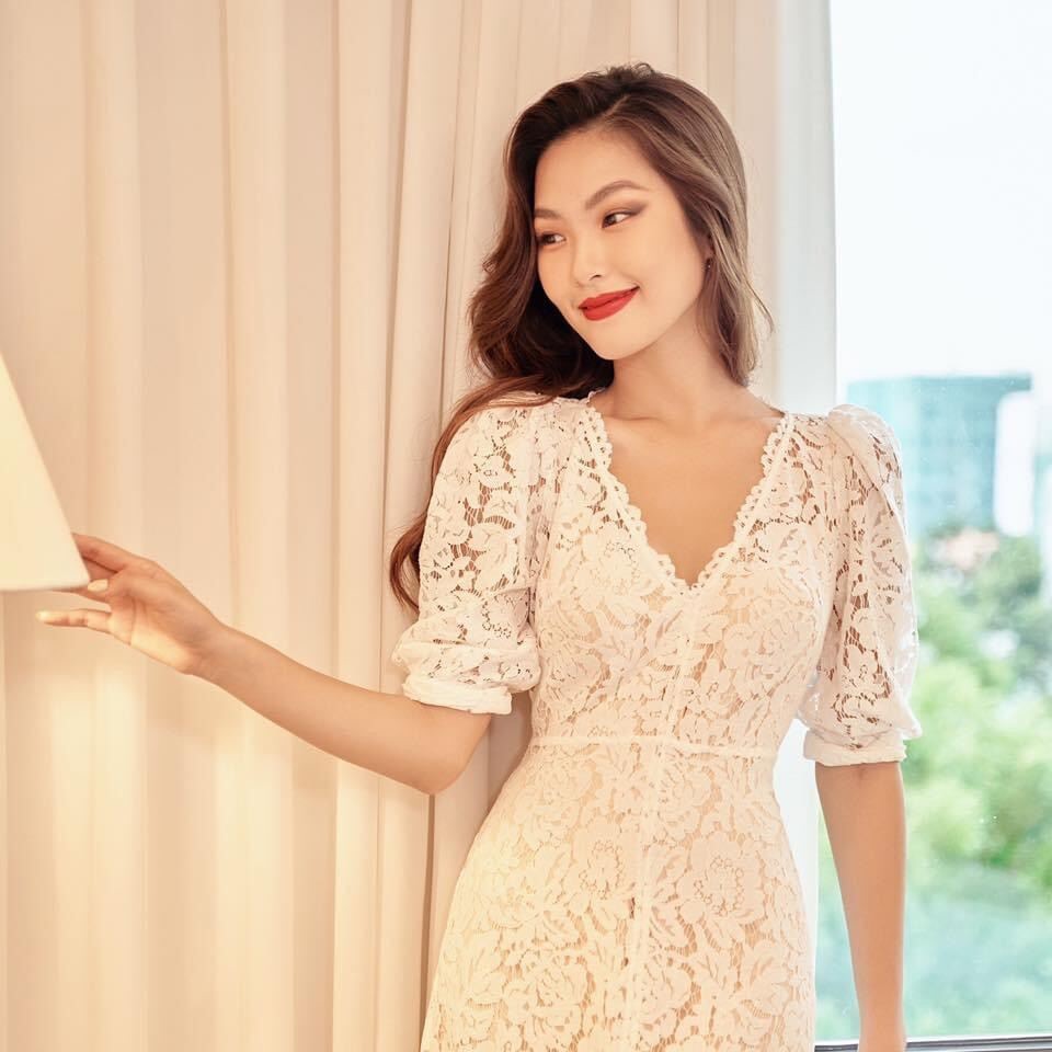 Đầm ren trắng/xanh cổ V tay phồng nhẹ tùng bèo (ALLY)