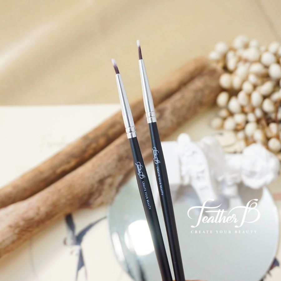 Cọ eyeliner nhỏ feather b - m250