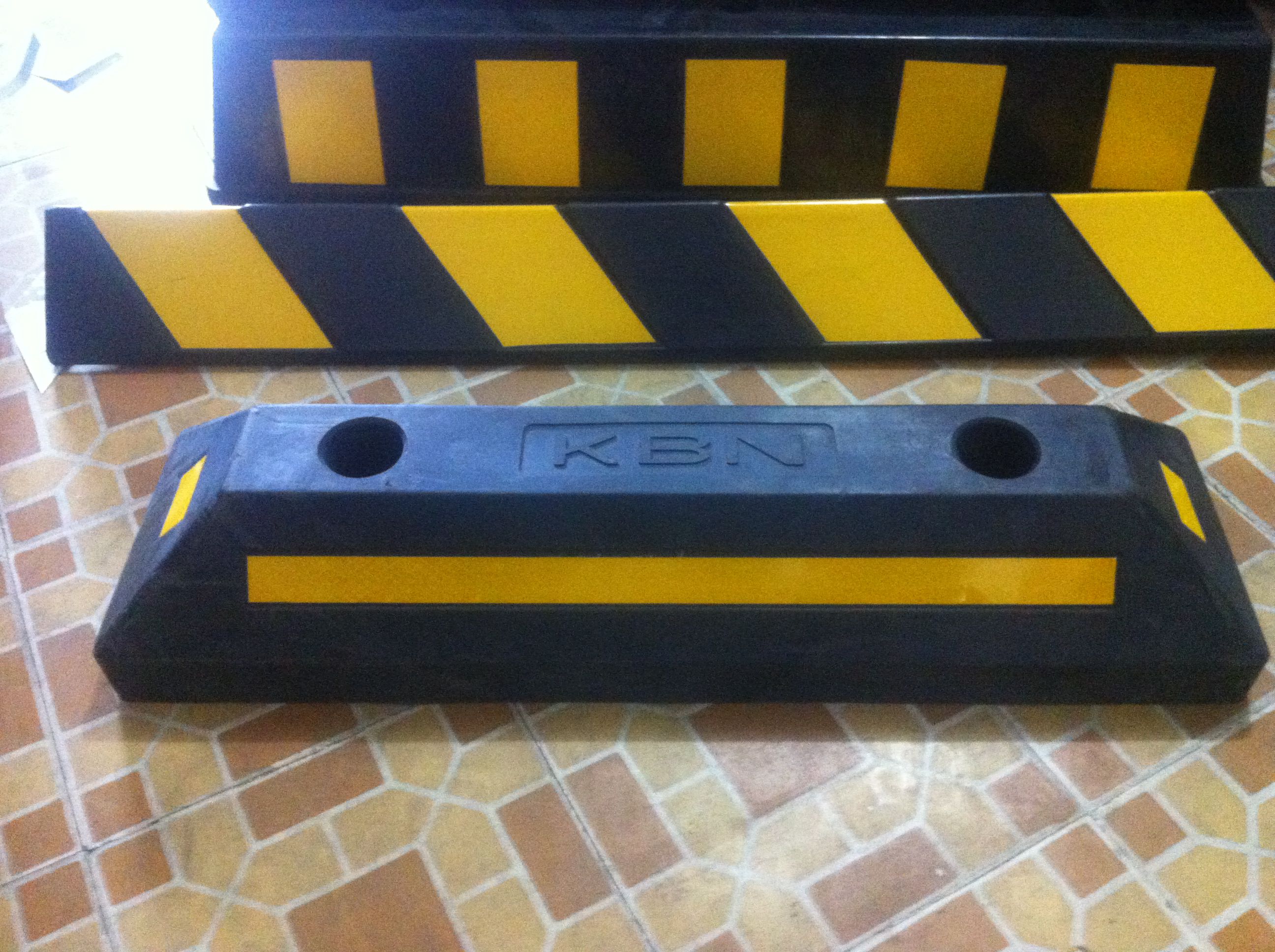 Cục chèn bánh xe cao su KBN560