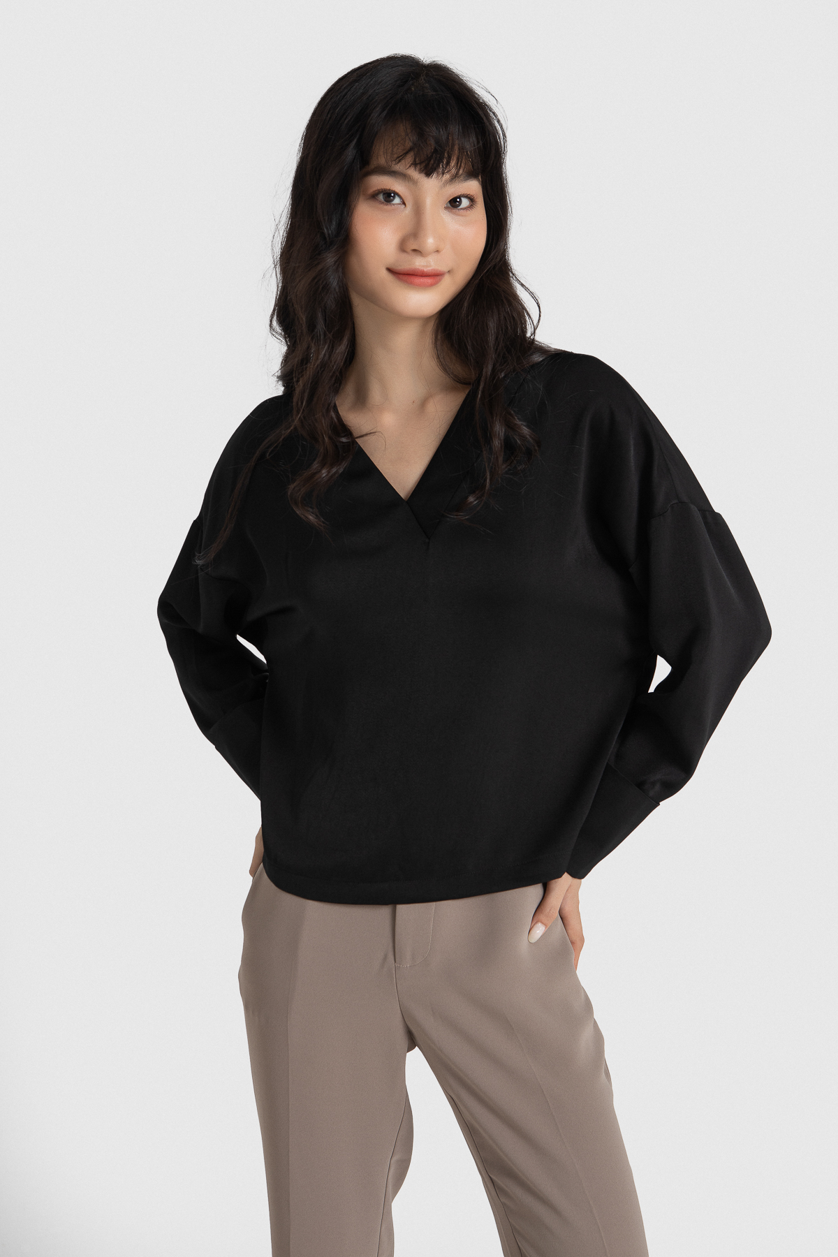 Áo cổ v maybi lụa nhung đen