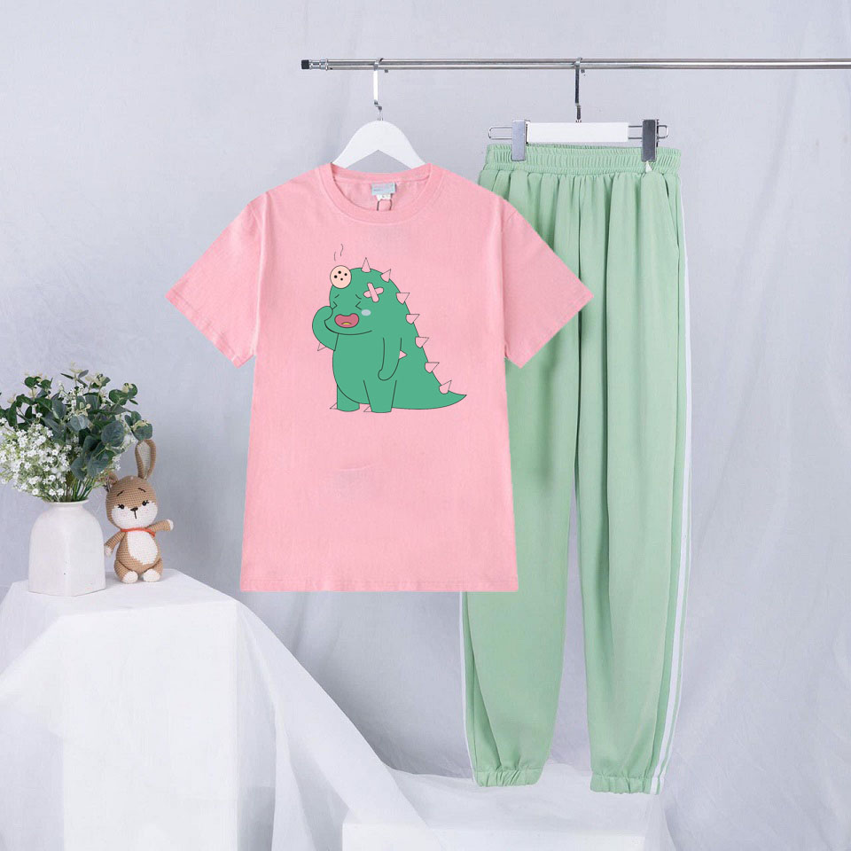 Sét Bộ Đồ Quần Áo Thời Trang Uzlzzang Nữ Ngắn Tay Mùa Hè Siêu Xinh Cute Mặc Đi Chơi Dạo Phố, Áo Hồng Cotton In 3D Hoạt Hình Khủng Long Băng Vết Thương Kèm Quần Thun Sọc Bo Gấu Phong Cách