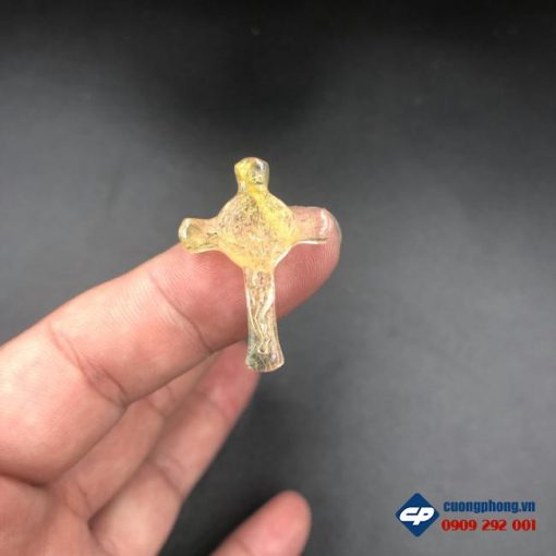 Mặt dây Thánh Giá Chúa Giesu đá thạch anh tóc vàng CP396