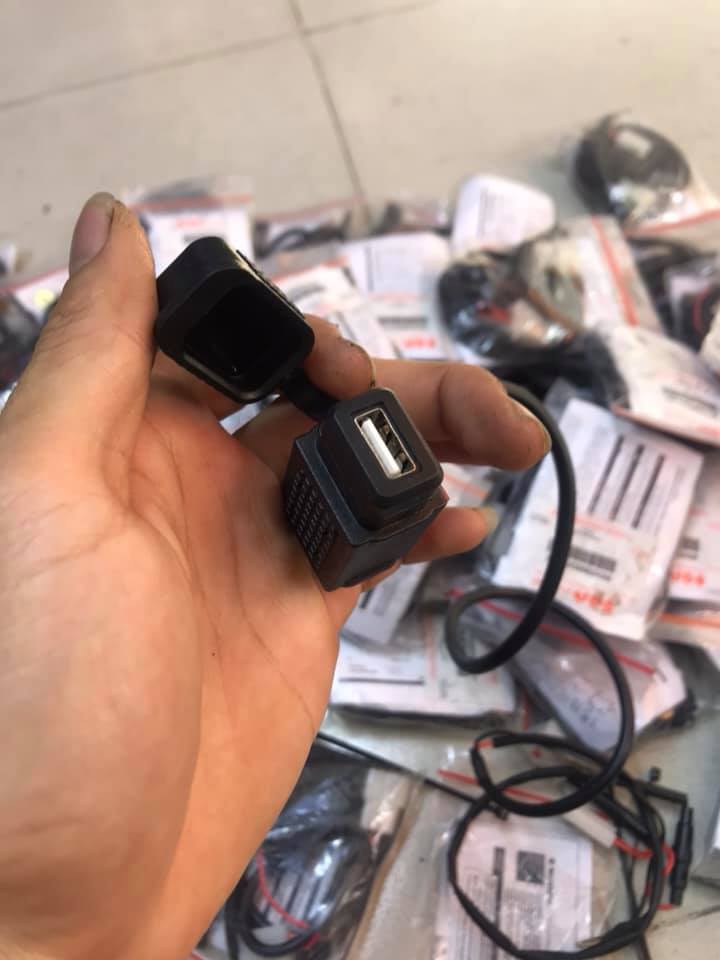 [HCM]Bộ Sạc Điện Thoại Trên Xe máy Hàng Theo Xe Suzuki Satria Chính Hãng