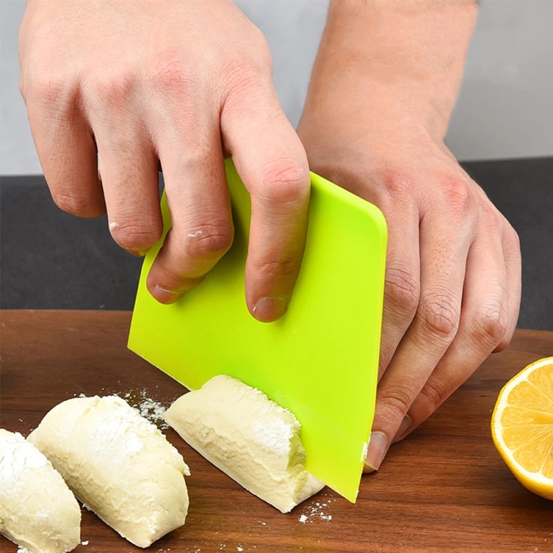 Dụng cụ cắt bột bánh / phết kem lên bánh bằng nhựa mềm hình thang tiện dụng