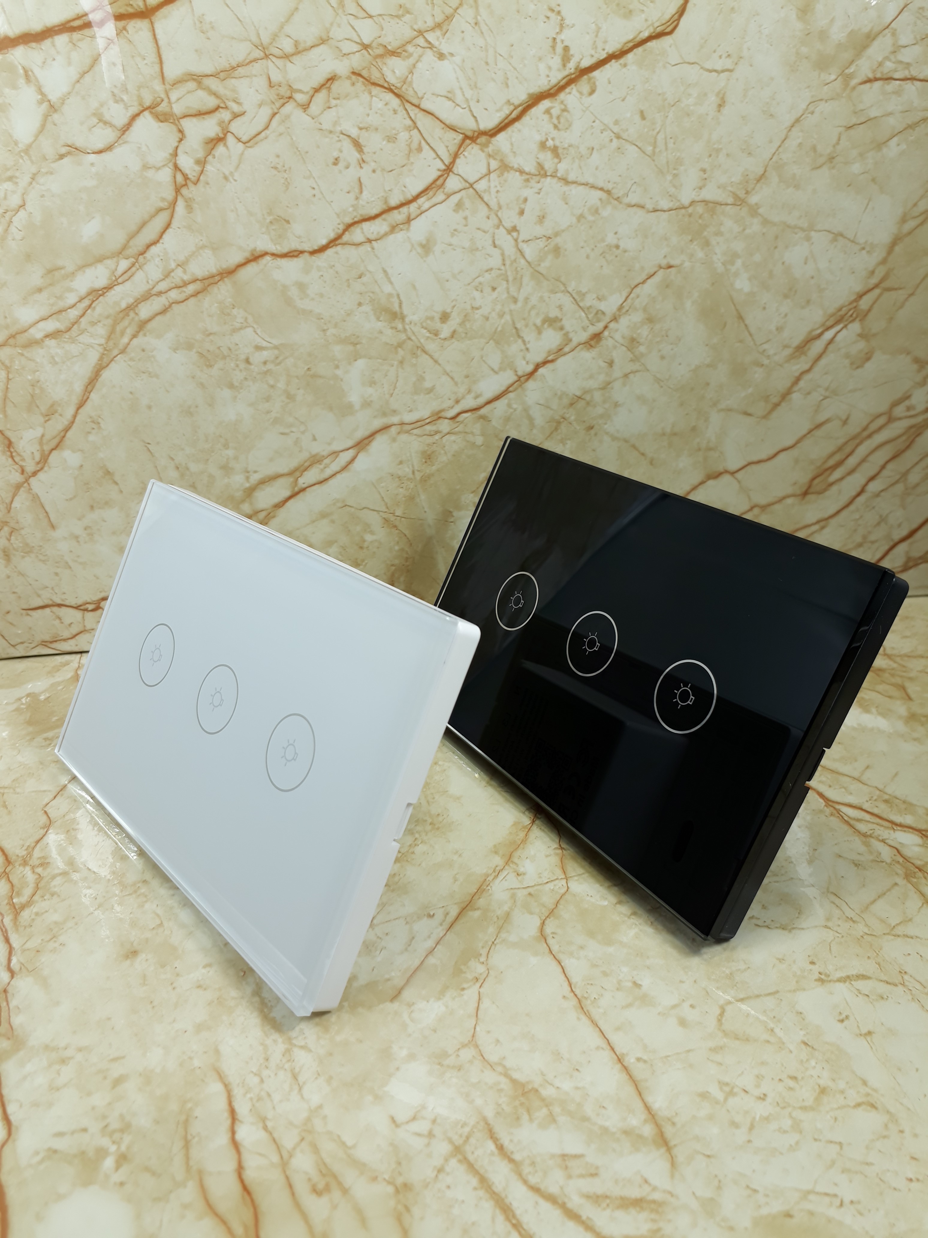 Công tắc cảm ứng wifi 3 nút chuẩn Châu Âu - Bảo hành 12 tháng