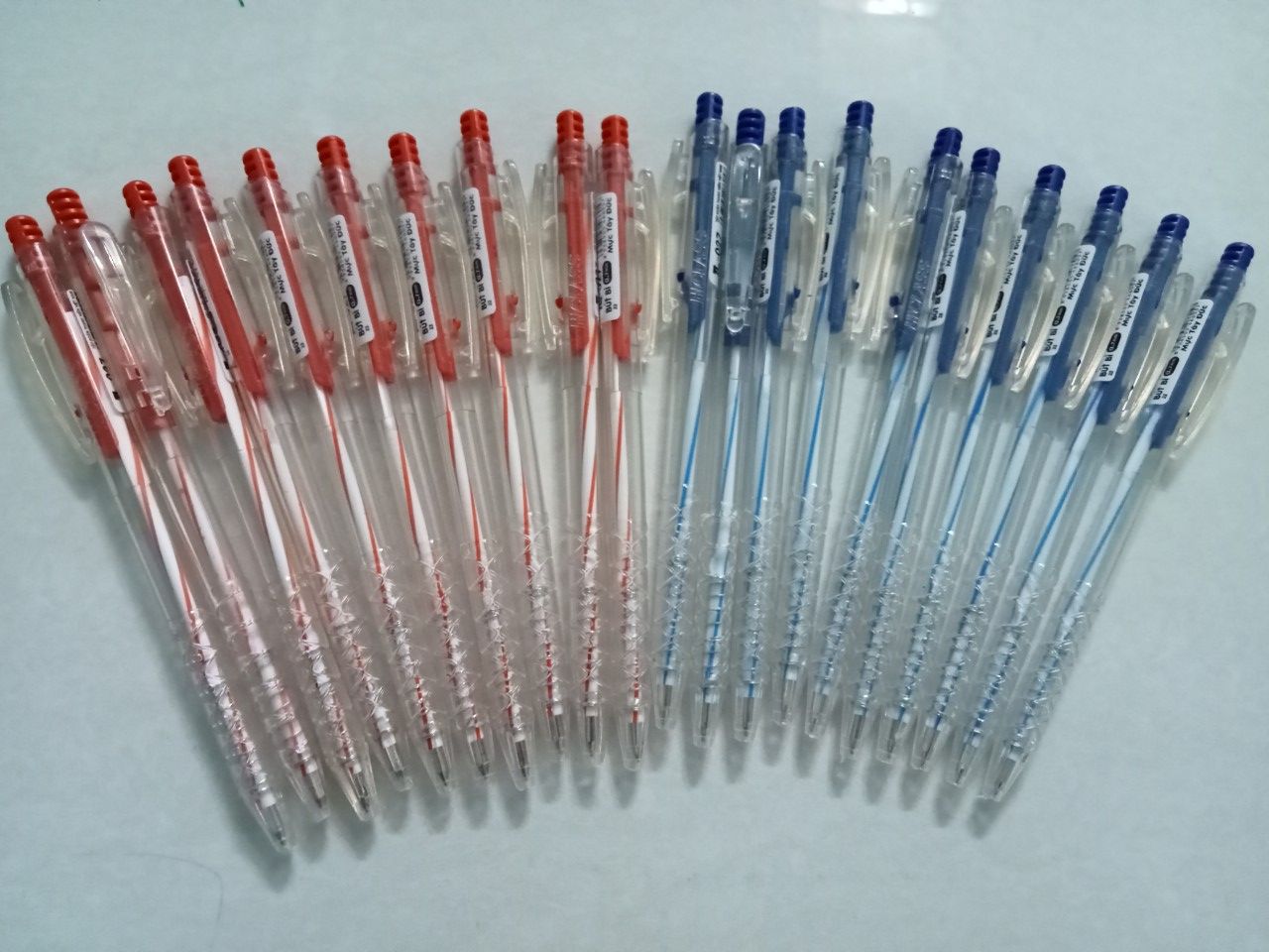 Bút bi xanh ,bút bi đỏ bút viết học sinh ,văn phòng, mực viết đều rõ nét không tắc mực