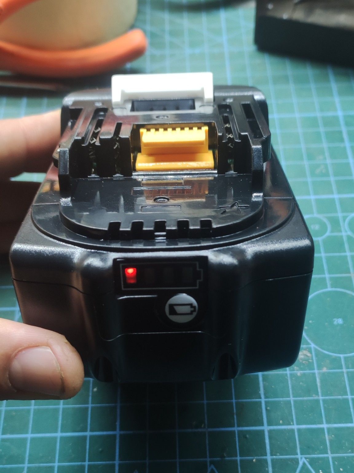 Pin makita 5s 18v 4ah 5ah 6ah nhận sạc zin, có led báo pin như zin