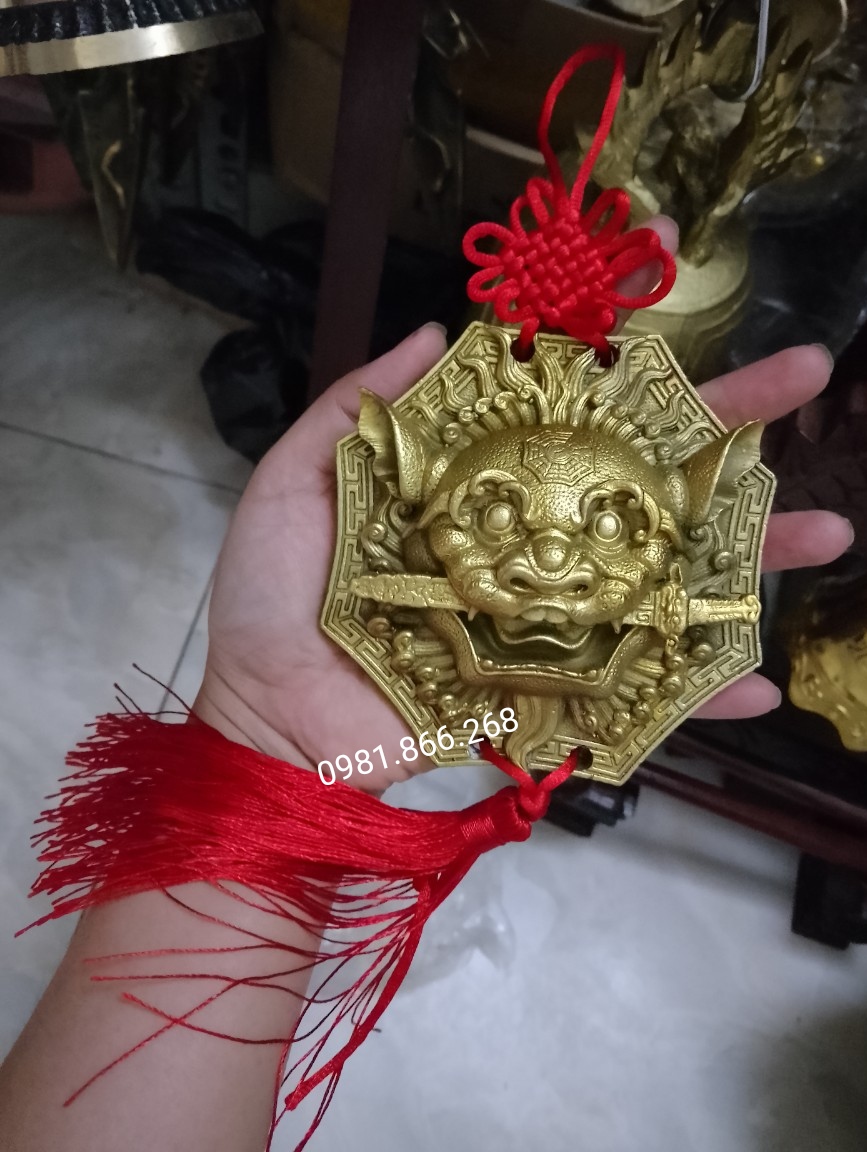 Hổ phù ngậm kiếm hoá sát bằng đồng vàng nguyên chất cỡ 11cm