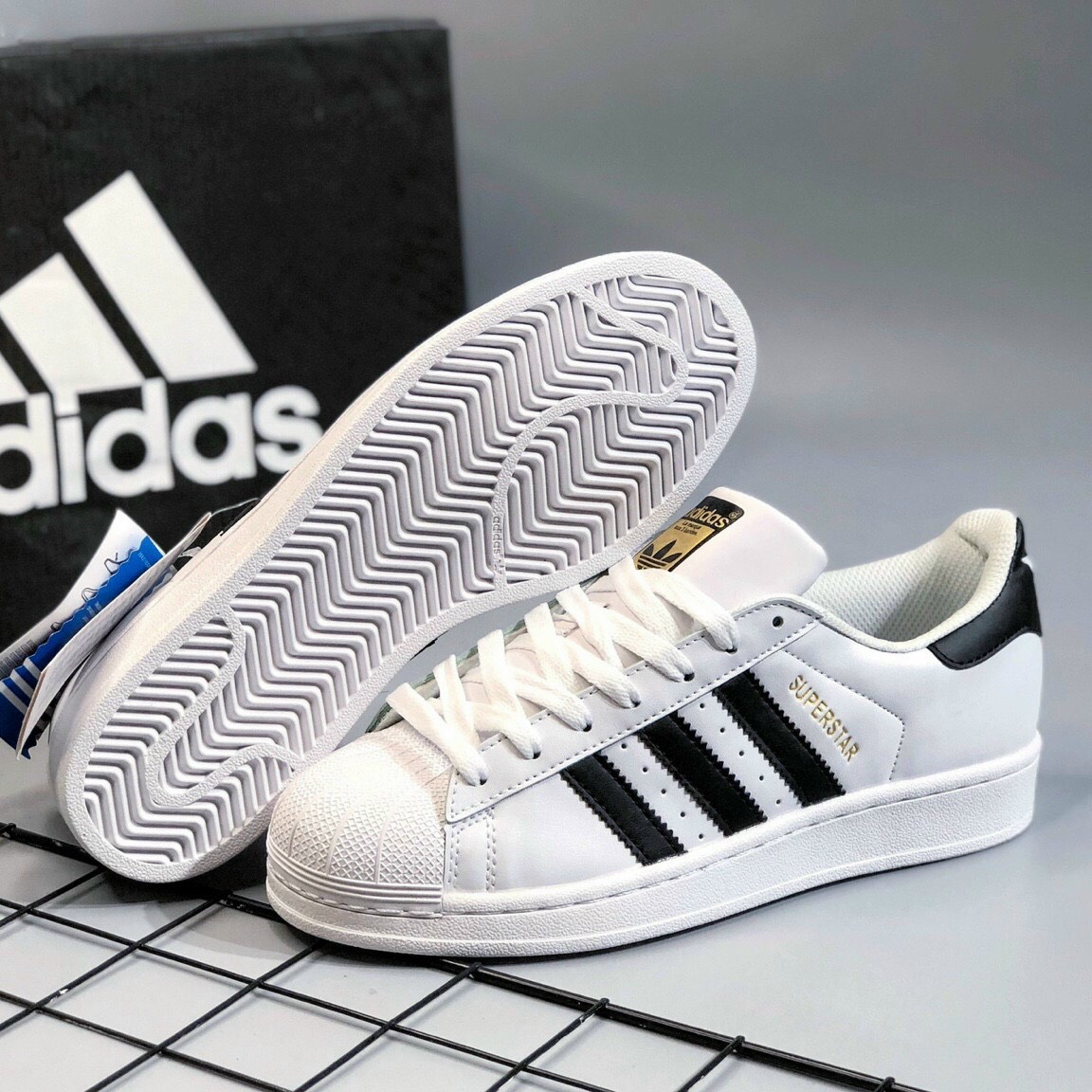 [HCM]Giày Thể Thao Nam Nữ Trắng Mũi Vỏ Sò Da Đẹp 1.1 Tặng Tất Hộp