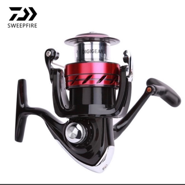 Máy câu cá Daiwa sweepfire 2B-CS màu đỏ đen