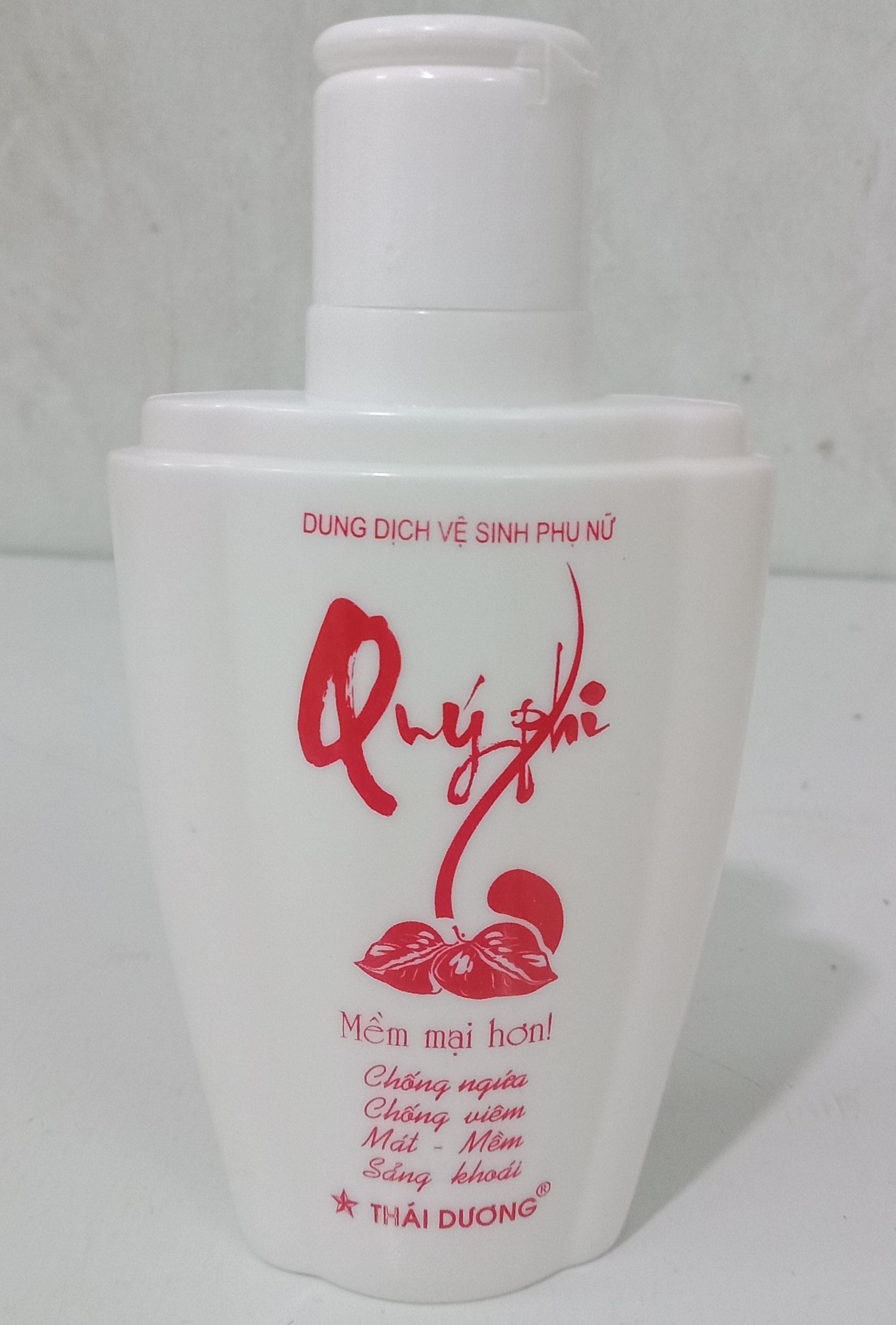 Dung Dịch Vệ Sinh Phụ Nữ Quý Phi (120ml) - Đỏ