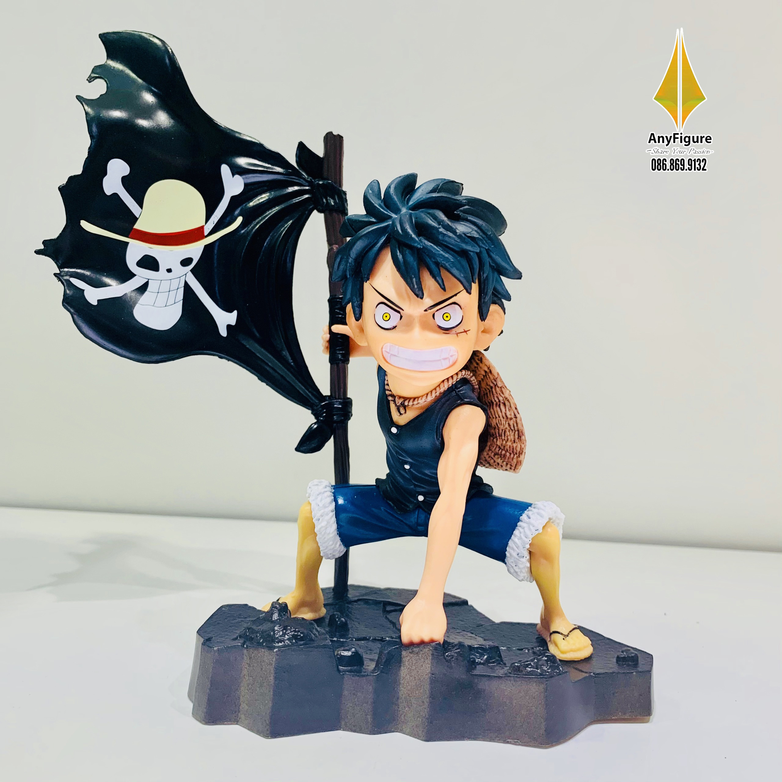 Mô Hình Nhân Vật Luffy Cầm Cờ Băng Cướp Biển