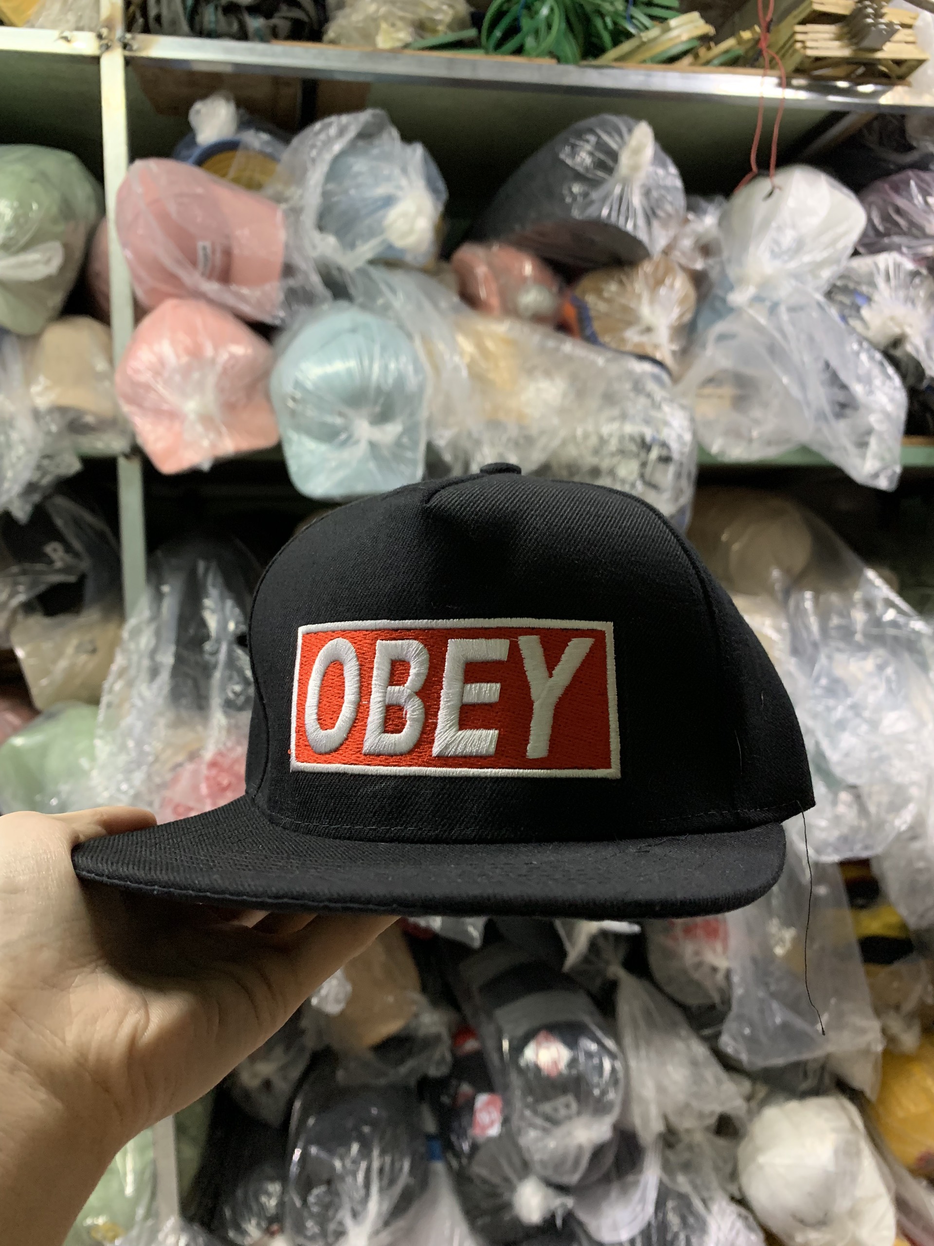 Nón snapback thêu nổi giá xả kho