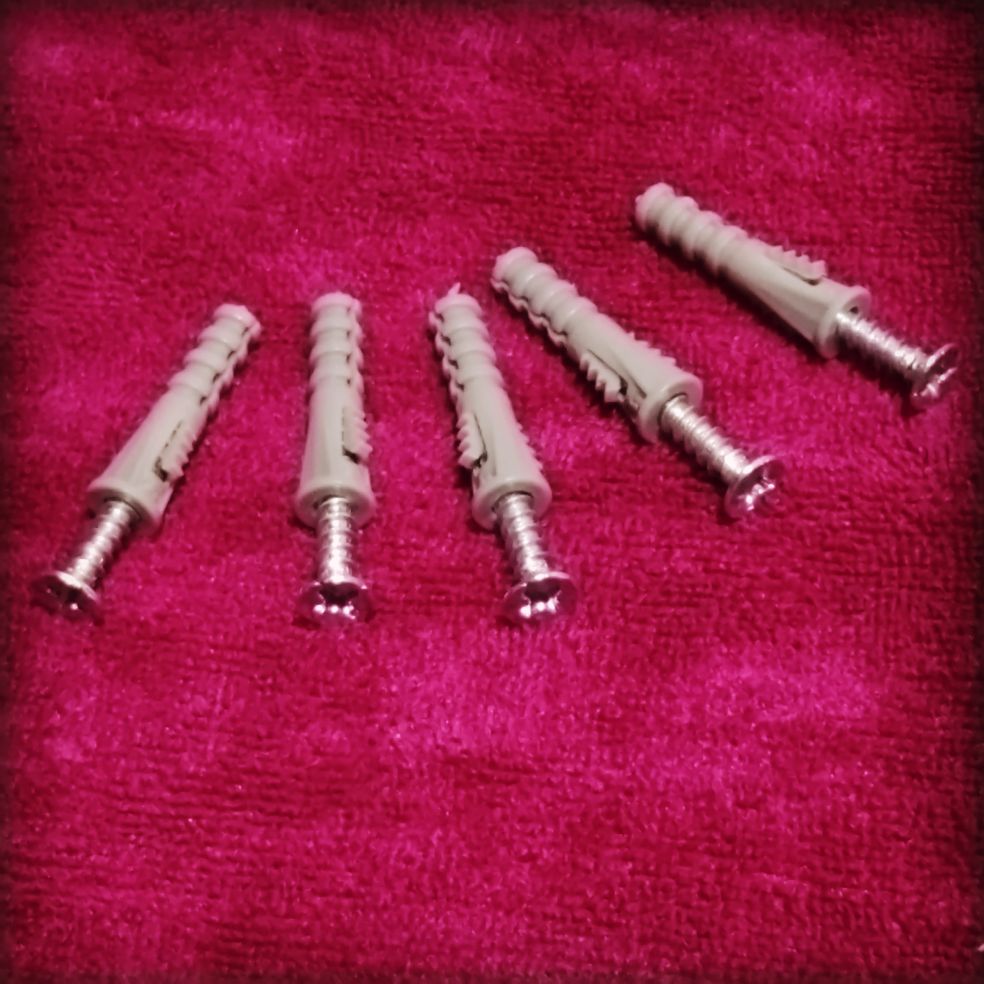 Một bộ gồm 200 Tắc kê 05 mm + 200 Vít 3,5 mm x 25 mm + 1 mũi khoan bê tông 05mm chuôi thẳng hiệu thắng lợi.