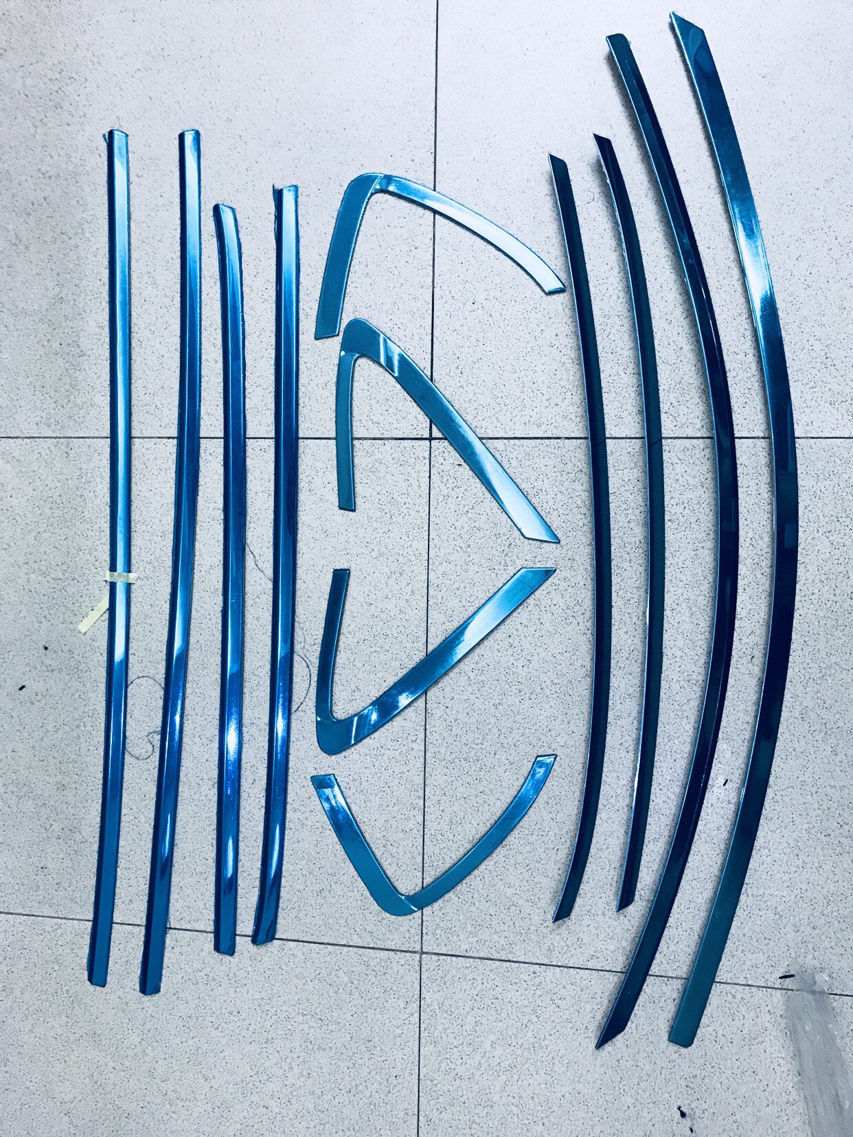 Bộ ốp nẹp viền chân Kính + cong kính Xe Mazda 2 đời 2015-2020