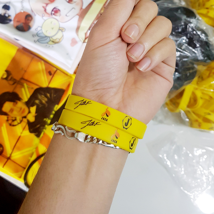 vòng tay Jack, 1 nót kết Jack, 1 mũ kucket Jack, 1 móc khóa Jack, 1 vòng tay Jack, mũ lưỡi trai Trịnh Trần Phương Tuấn