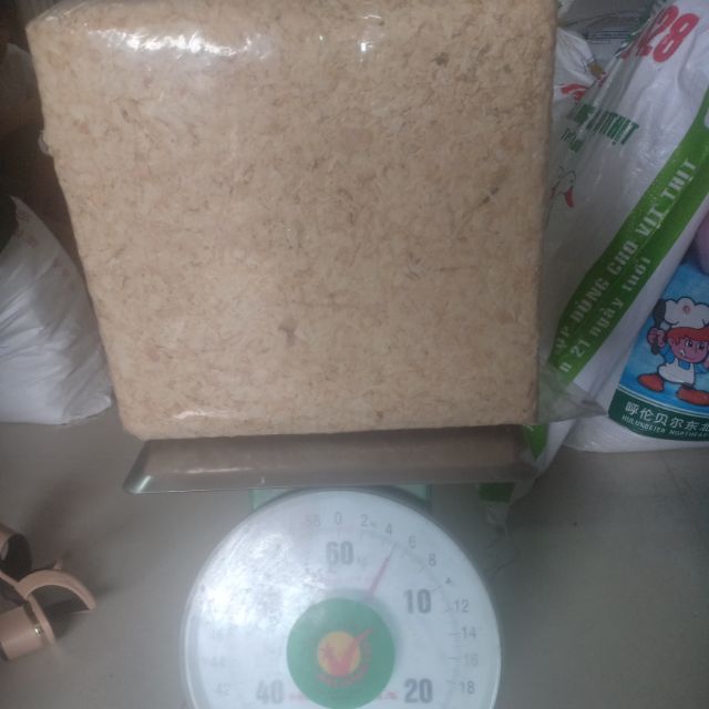 mùn cưa thông khối 5kg ( không bột 100% lá thông ) cho thú nhỏ