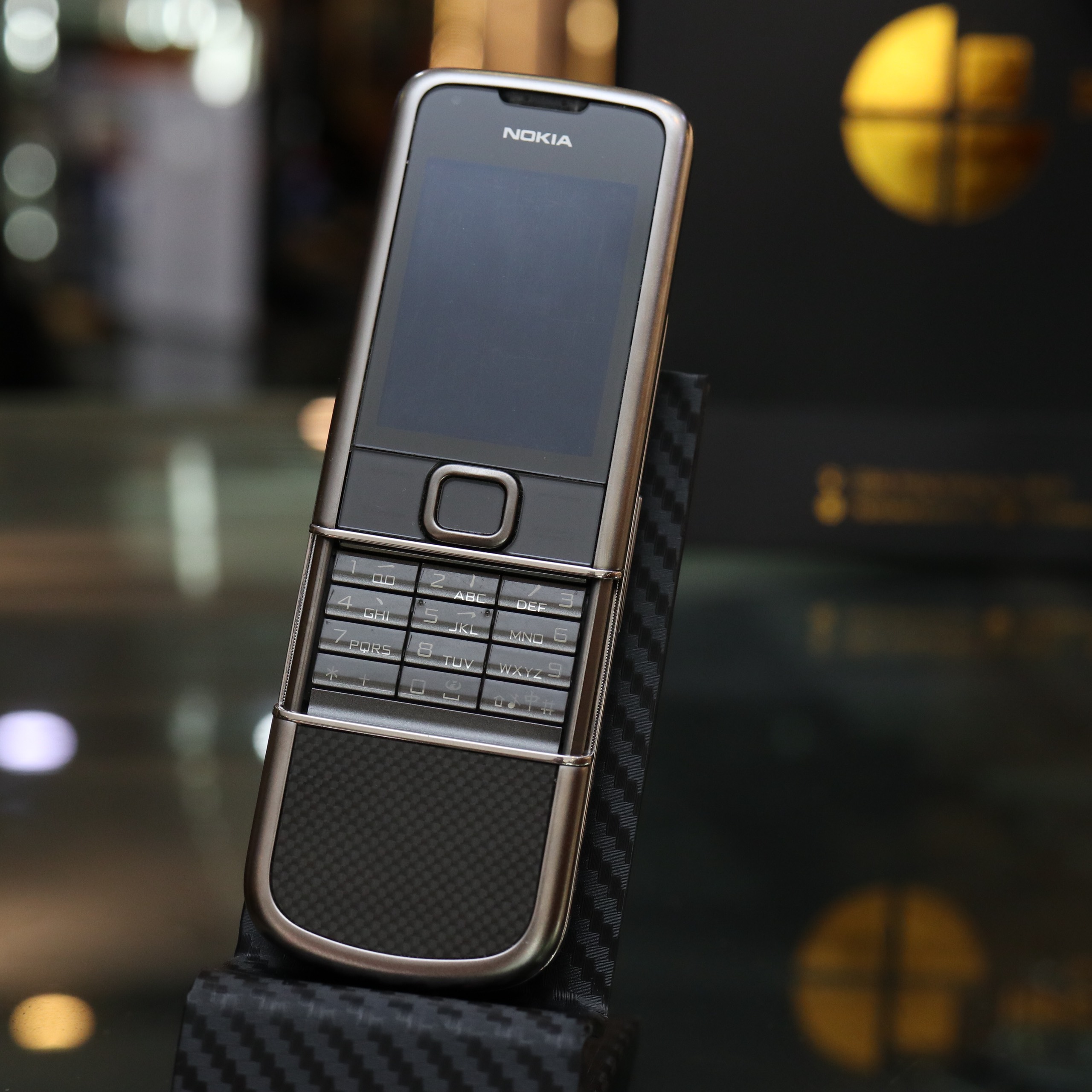 Nokia 8800 Carbon Arte thiết kế vượt thời gian