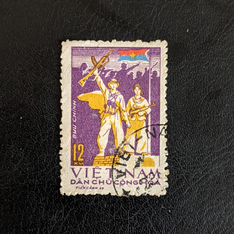 Tem Việt Nam 12 xu tiền cảnh 69