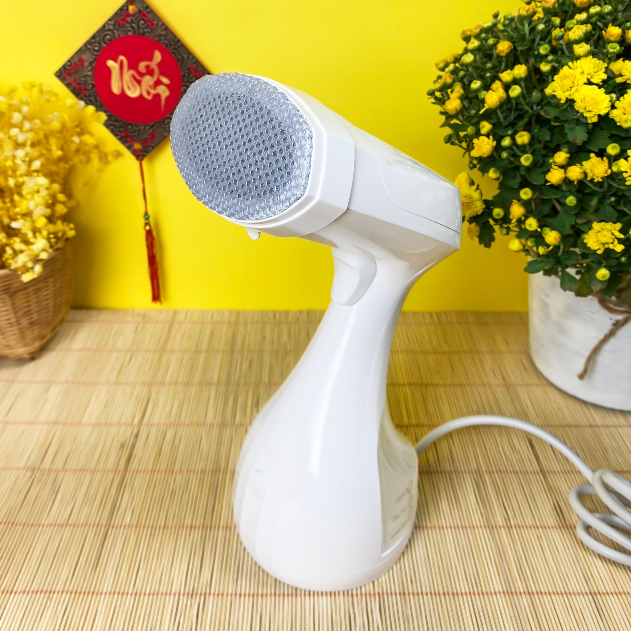 Bàn là hơi nước cầm tay cao cấp lock&lock eni222wht