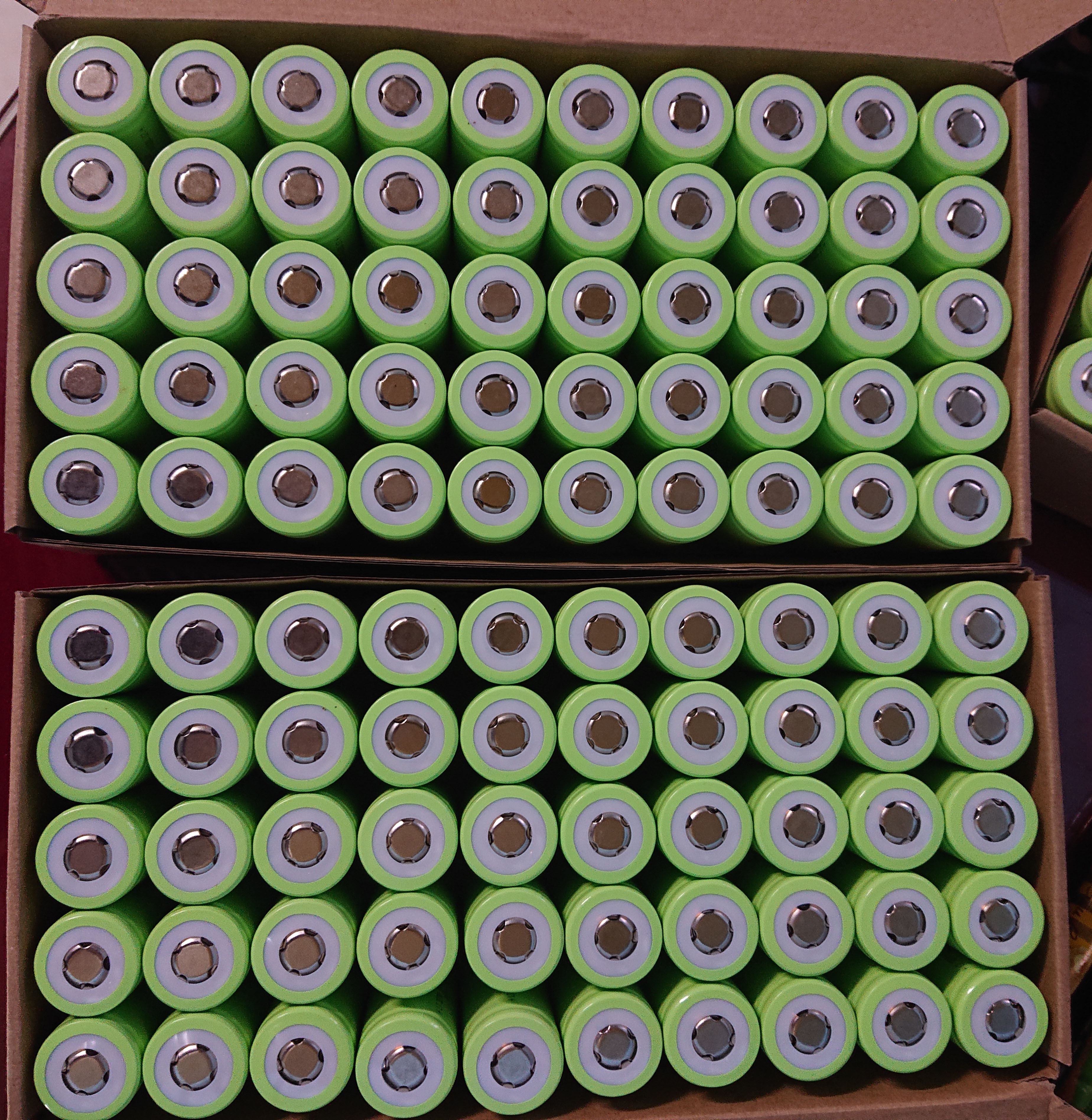 Pin Lithium sắt phốt phát LiFePo4 32700, 3.2V6000mAh.  Dùng cho lưu trữ năng lượng mặt trời, pin xe điện. Pin đầu phẳng màu xanh lá