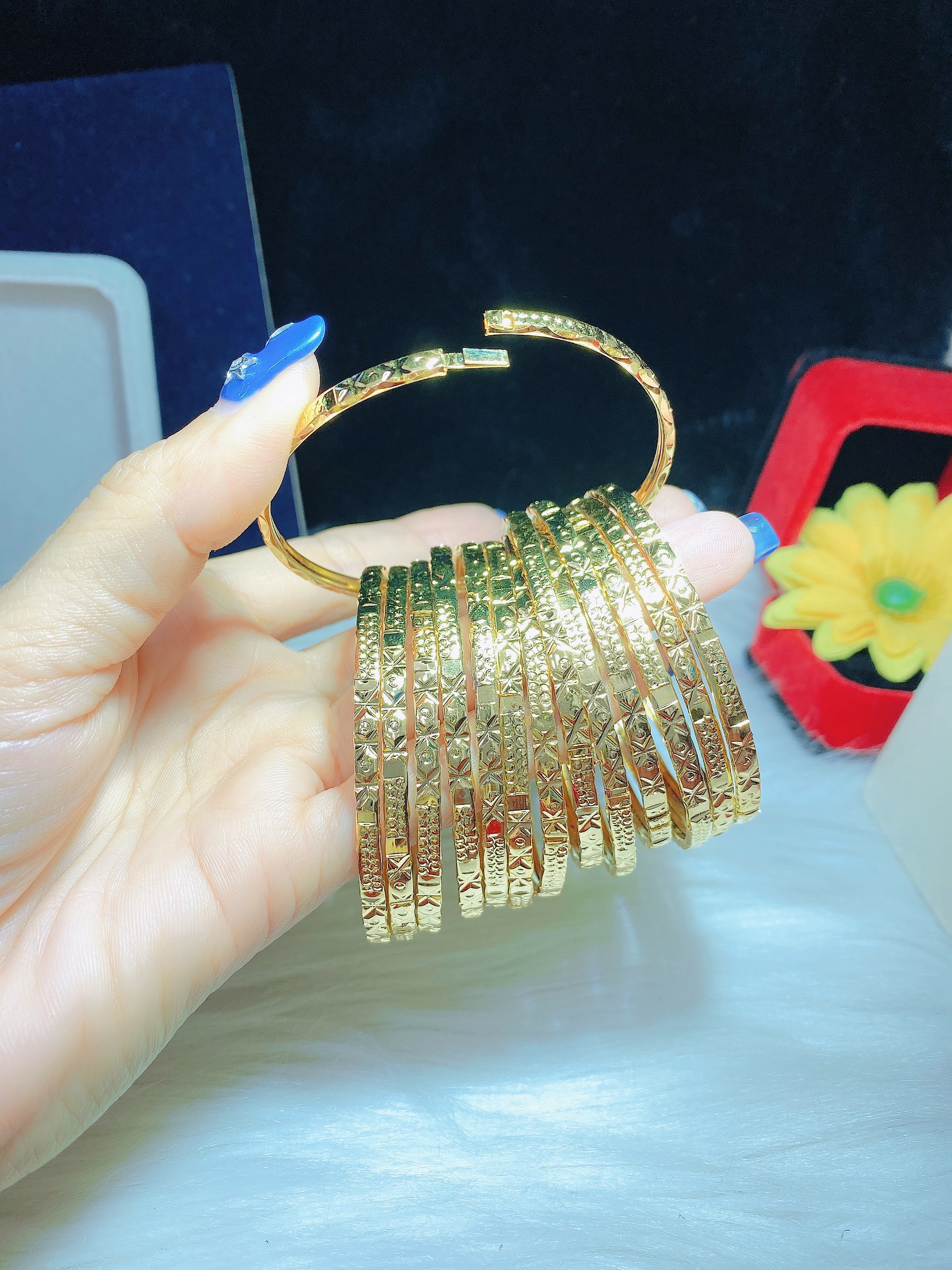 Bộ Ximen 7 Chiếc Khóa Vàng Thật: Sáng tạo và độc đáo, bộ Ximen 7 chiếc khóa vàng thật từ PNJ sẽ là điểm nhấn hoàn hảo cho bộ sưu tập trang sức của bạn. Với những chiếc khóa được chạm khắc tinh tế và đính hạt ngọc trai lấp lánh, bạn sẽ cảm thấy tự tin và quyến rũ hơn bao giờ hết khi mặc trang phục của mình.