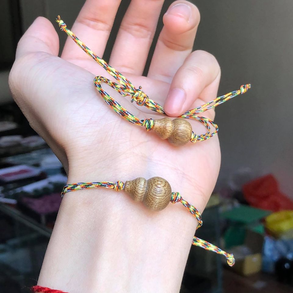 Vòng Tay Hồ Lô Trầm Hương Tốc Chỉ Ngũ Sắc - Hóa Giải Bệnh Tật Tiêu Trừ Tai Ách - Bảo Vệ Khỏi Tai Uơng Đem Lại May Mắn Bình An - Đeo Tay Sang Trọng - Mùi Hương Thơm Qúy Phái