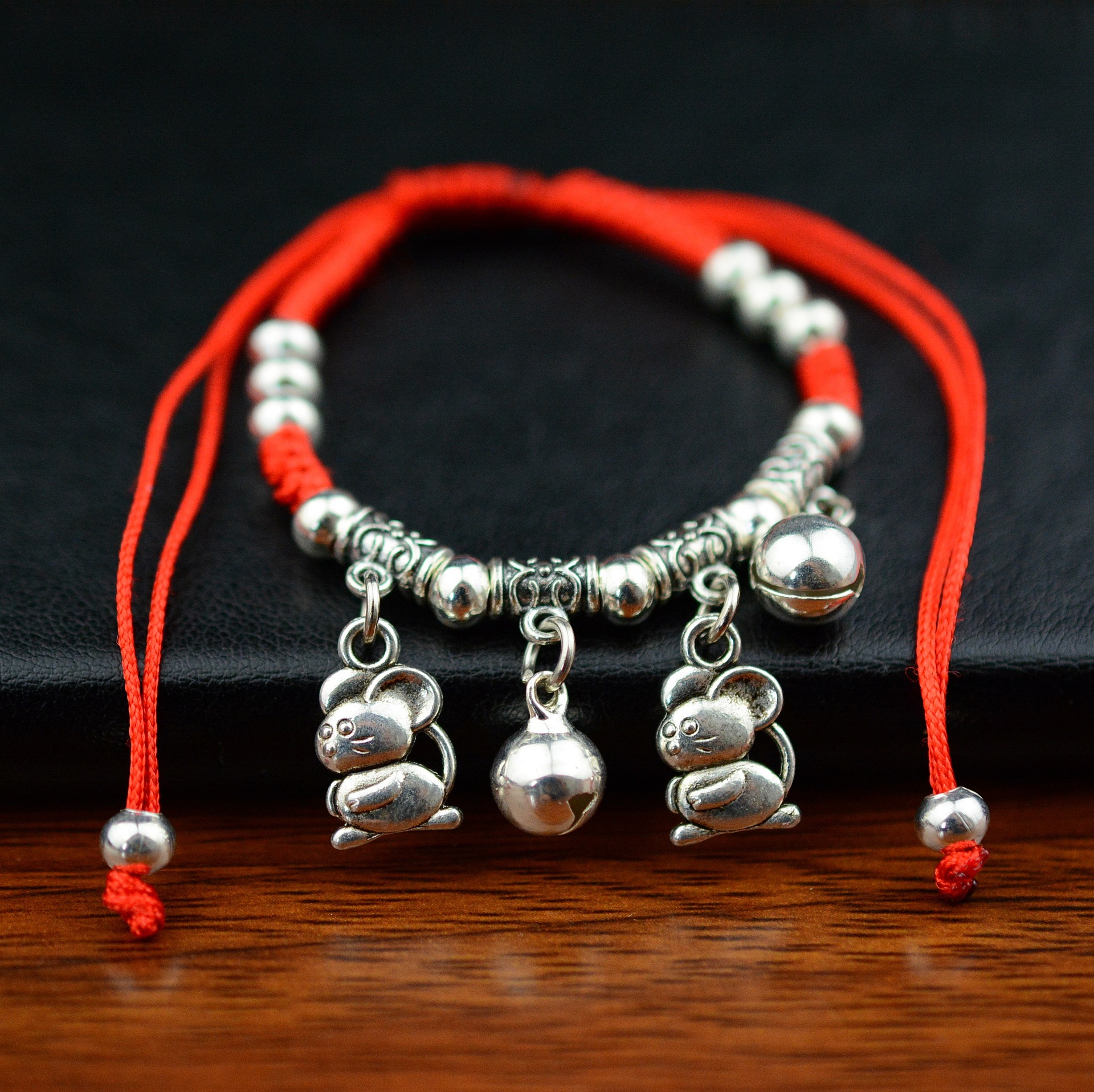 Vòng tay chỉ đỏ chuông 12 con giáp dễ thương mang lại may mắn