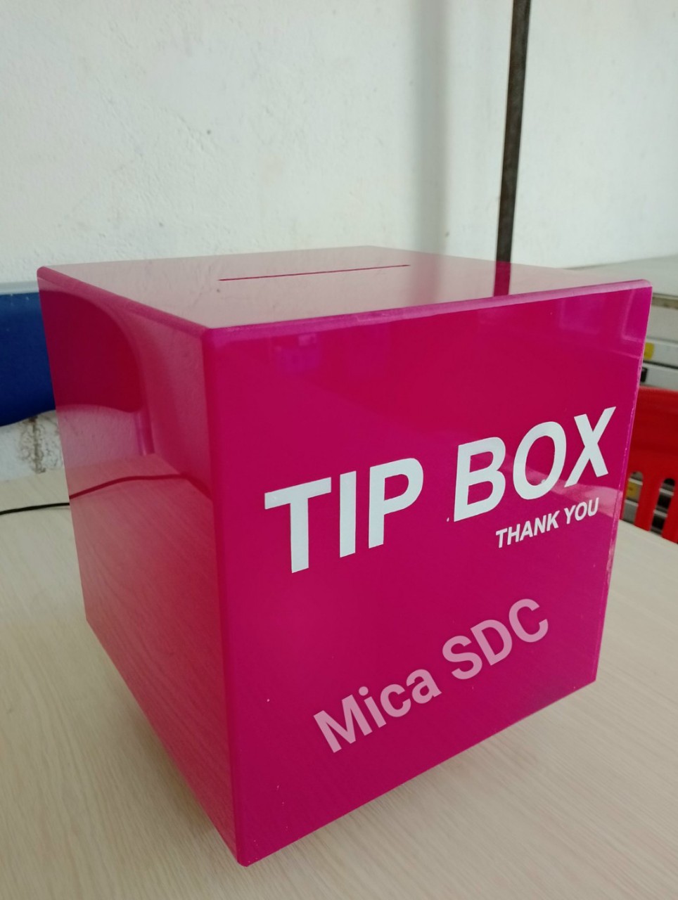 Hộp đựng tiê`n tip - tip box bằng mica có ổ khóa