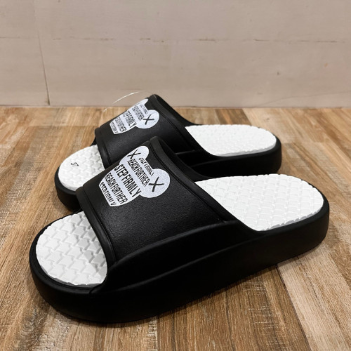 Dép gấu nam nữ Duwa đế 3cm giúp cải thiện chiều cao, chất liệu mềm dẻo đi rất êm chân