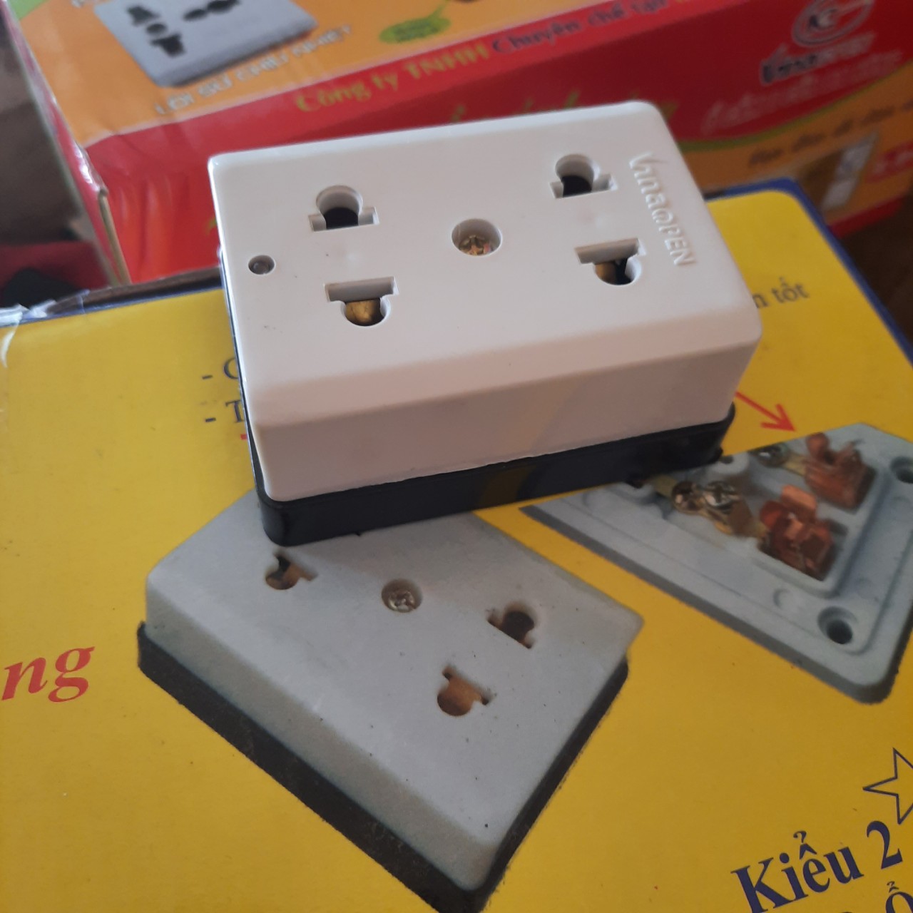 Combo 3 ổ cắm điện cao cấp 2 cửa đế đen không dây, loại chuẩn không có nắp che