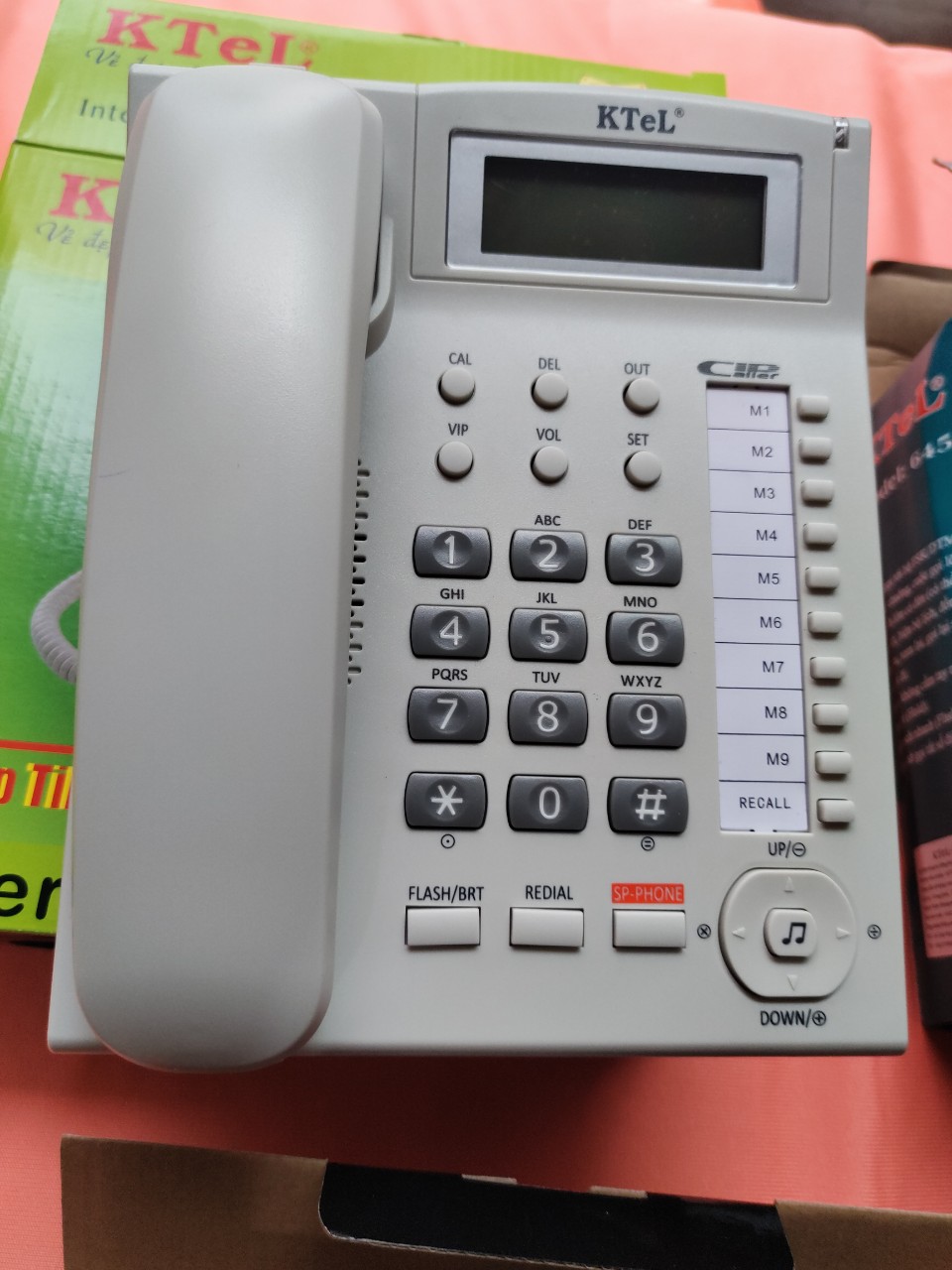 Điện thoại bàn cố định có đây chuông to bàn phím to KTEL 504 màu đen/trắng/xanh ó thể chỉnh đế bàn máy 3 nấc thấp đến cao