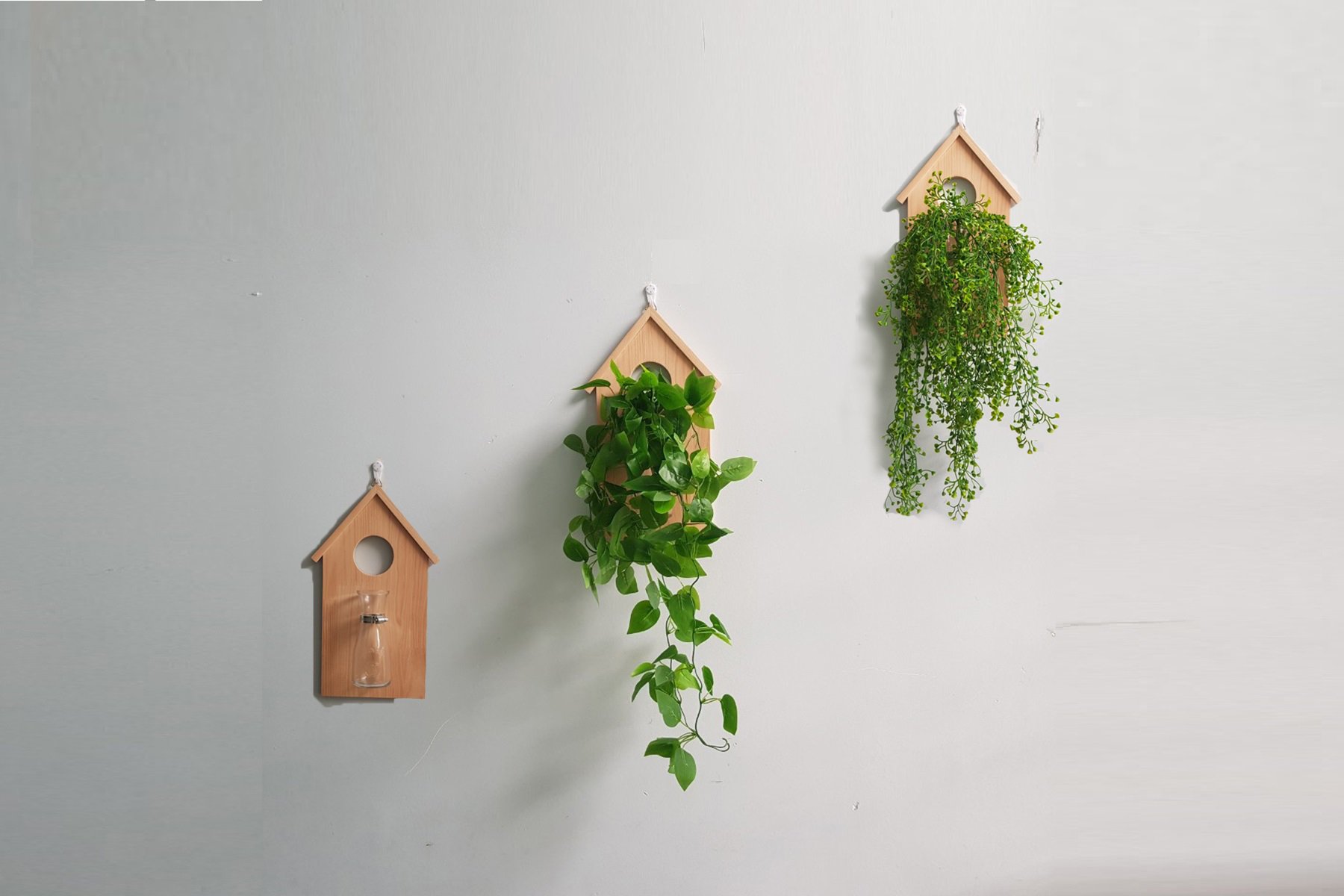 Kệ gỗ treo tường hình mái nhà độc đáo kèm bình thuỷ tinh cắm hoa, trồng cây thuỷ sinh trang trí ban công - khung gỗ trang trí