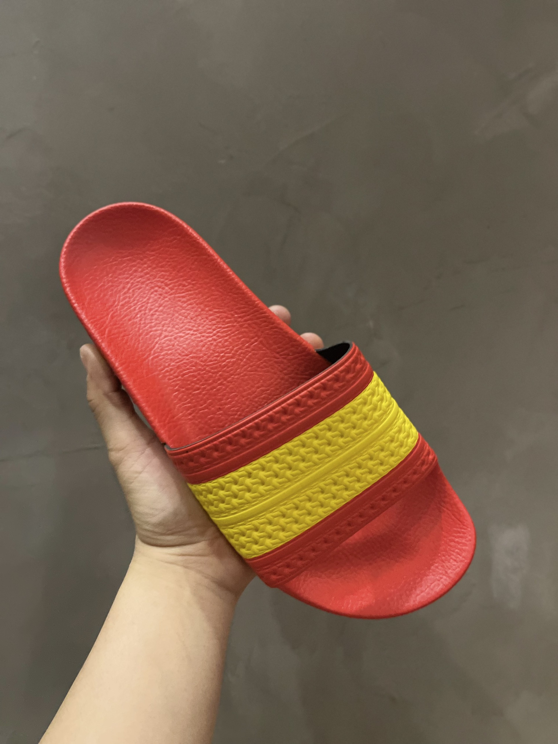 Dép adilette tây ban nha