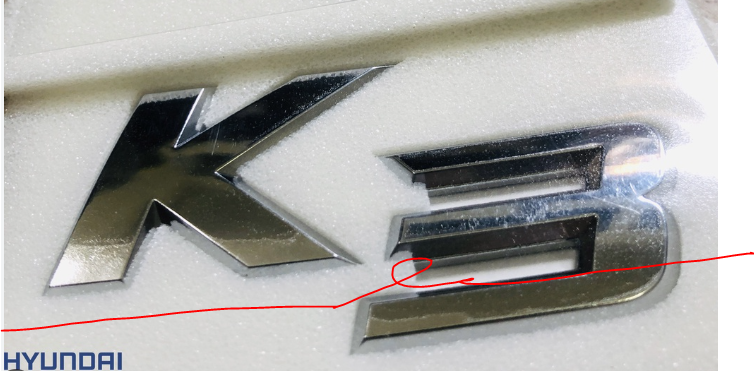 Chữ nổi K3 được dán phía sau xe Kia K3