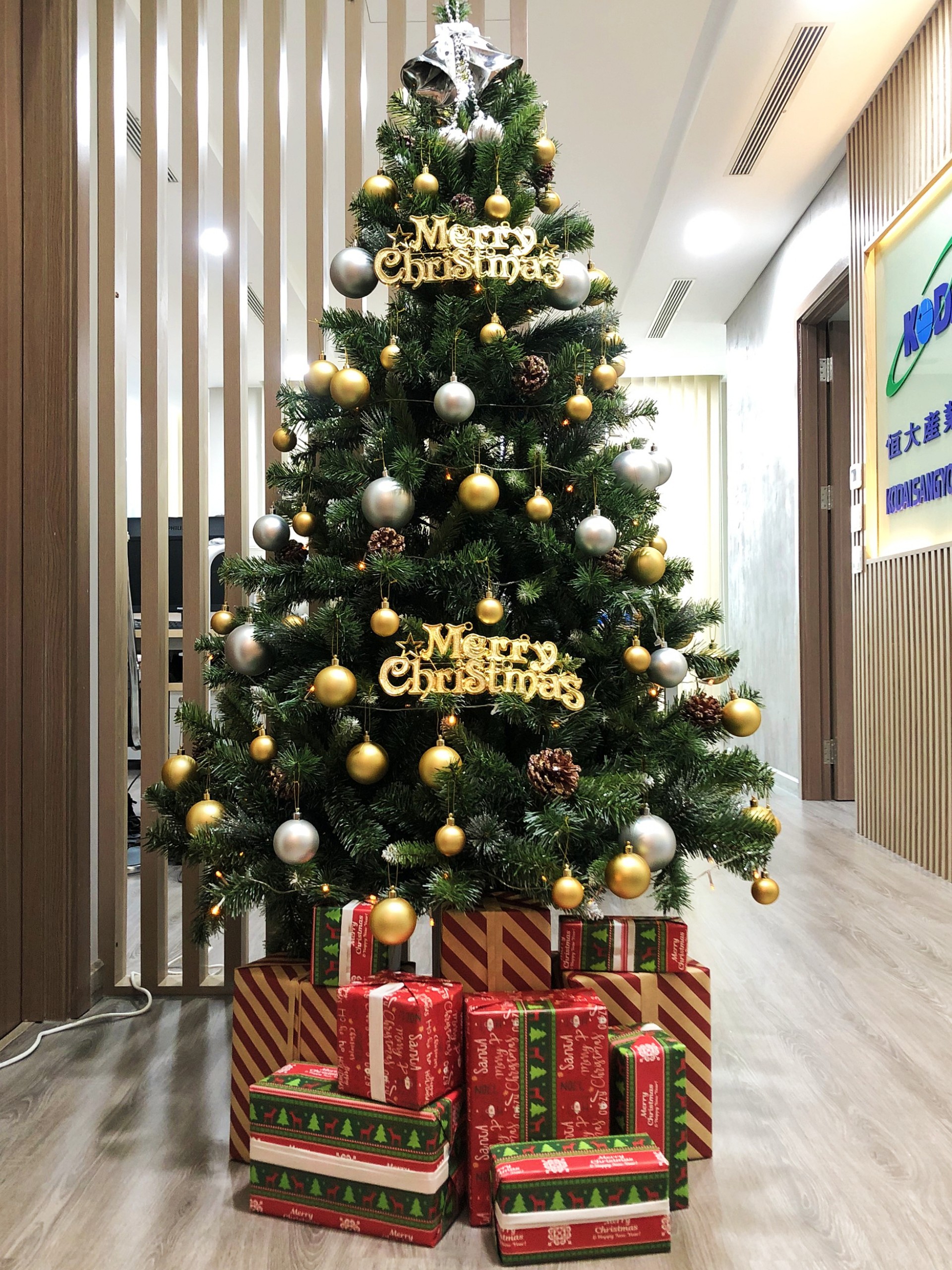 Cây thông noel 3 loại lá gắn trái thông 1m5 - TẶNG 3 dây kim tuyến 1 ngôi sao