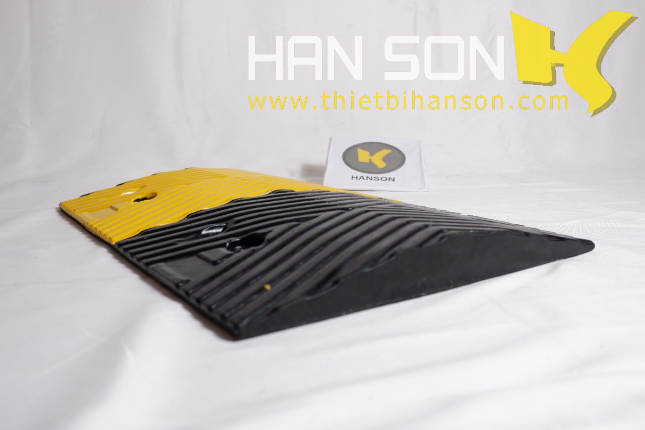 Gờ giảm tốc cao su giuao thông hanson cc-b01 mẫu 4 đài 0.5m, dùng cho ô tô, xe máy