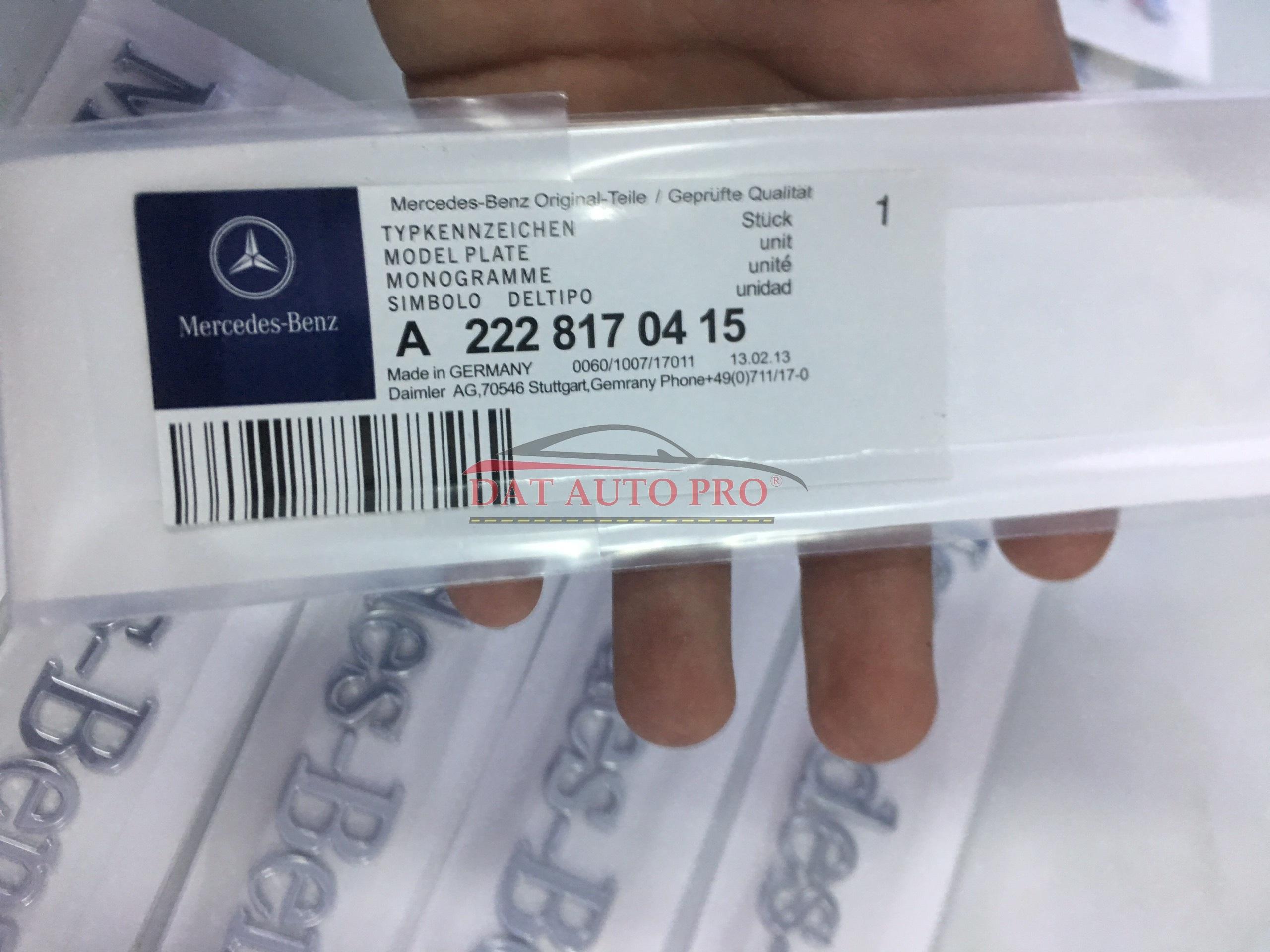 Tem logo chữ nổi 3D Mercedes Benz trang trí xe màu trắng