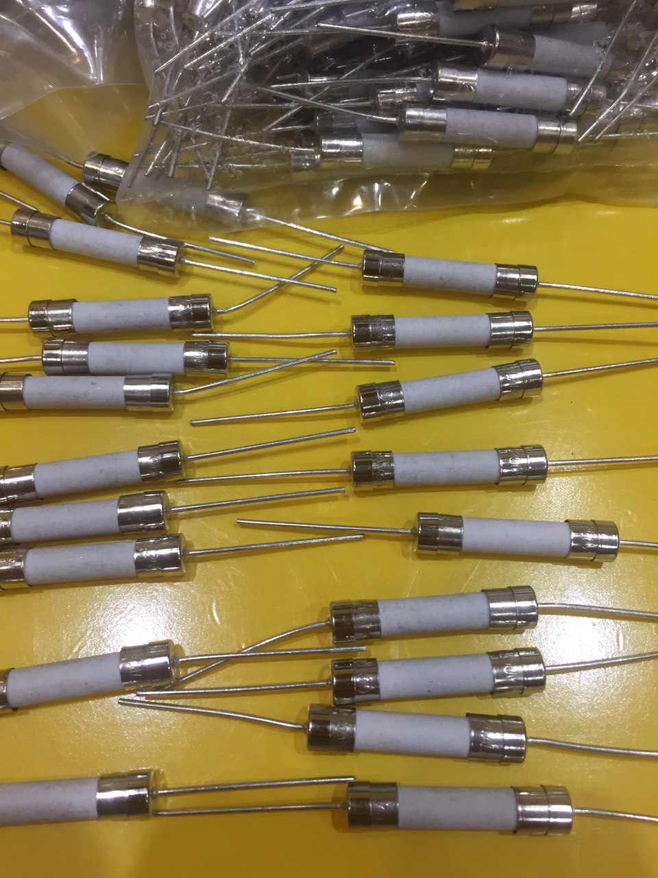 Cầu chì sứ chân cắm 20A