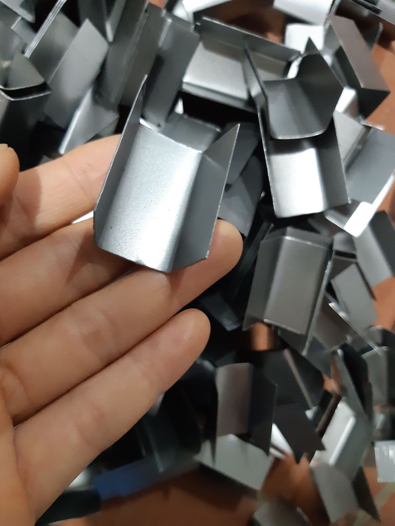 (Còn hàng)1kg Bọ sắt, bọ kẹp dây đai, khóa dây chữ U đóng kiện hàng 16-19mm