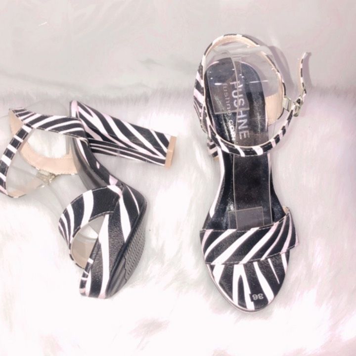 Giày cao gót Fushne sandal cao gót 12p hoạ tiết trắng đen