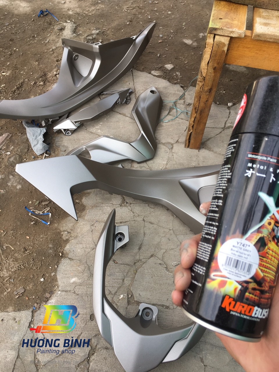 Sơn xịt Samurai màu Xám Mờ/ Xám Nhám - Y747 (400ml) (có khả năng kháng xăng A92, A95)