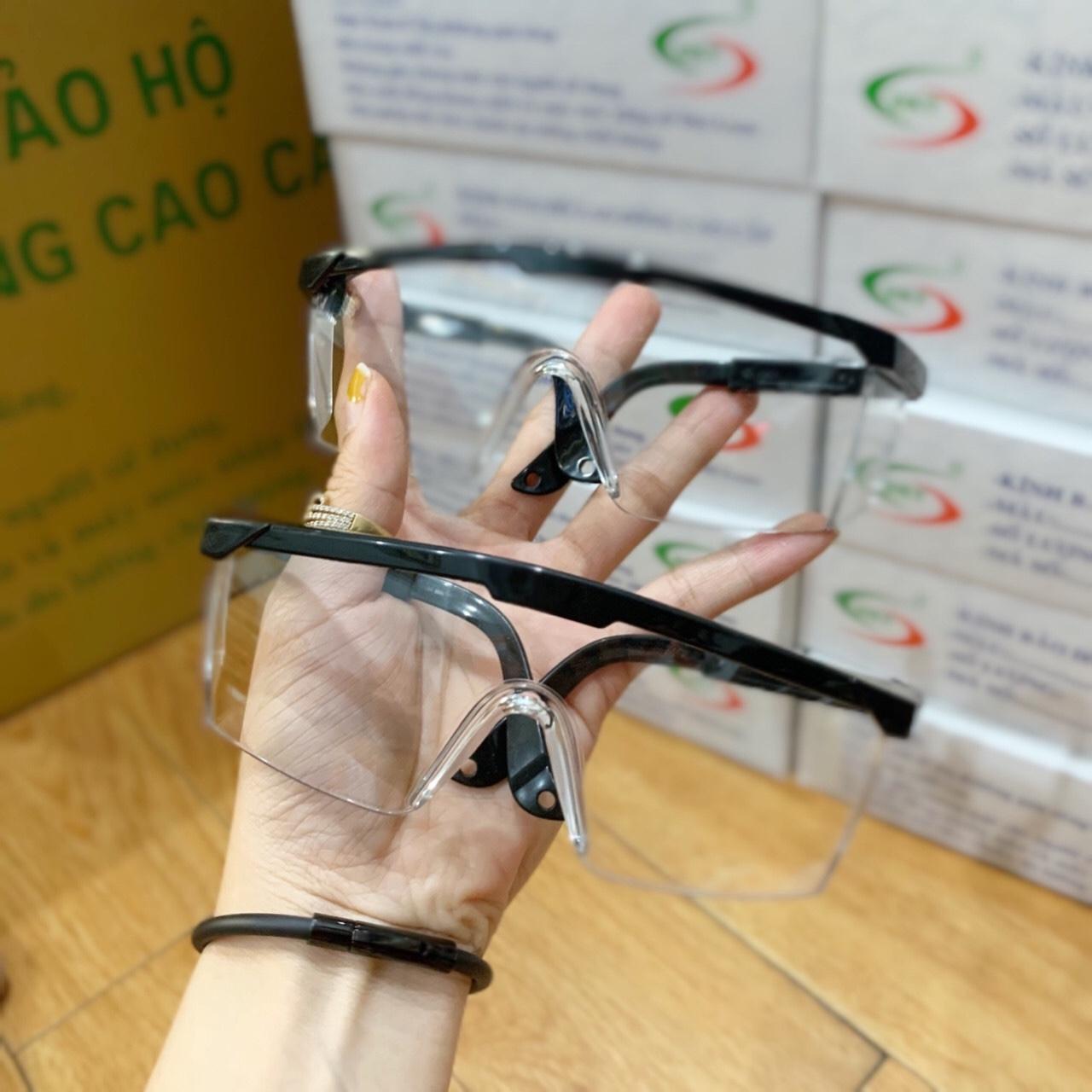 [HCM]Mắt kính bảo vệ sức khỏe mùa dịch phòng tránh virus Corona dùng cho cả nam và nữ - Bảo vệ mắt khỏi ô nhiễmchống tia UV dịch bụitránh các tác nhân gây tổn thương mắt – Tặng khăn lau và bao da cao cấp trị giá 30k