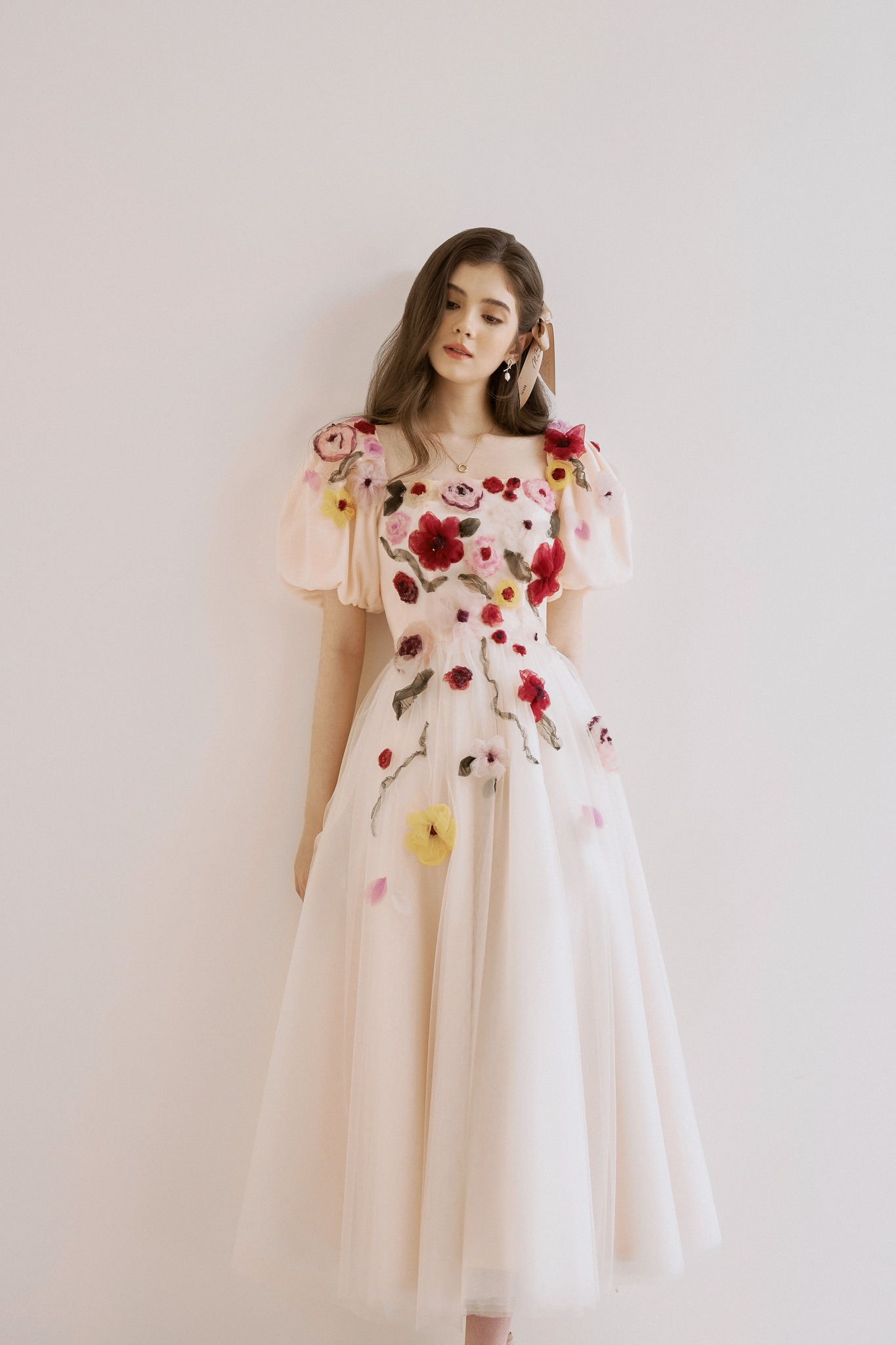 MAVEN - Váy hồng xoè phối lưới cổ vuông tay bồng đính kết Viola Pink Dress