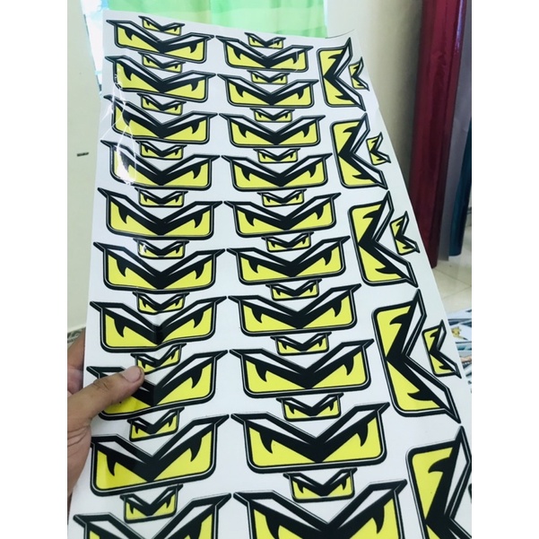Một cặp tem mắt trang trí xe máy