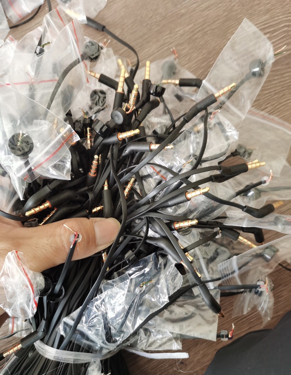 Dây tai nghe JBL có mic cho anh em về chế tai nghe